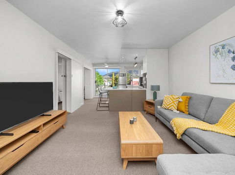 Sandy Bay Apartment With Hobart River View, Near UTAS - Stroll To Cafes And Shops - Australian Directory 2