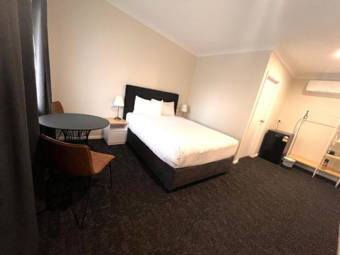 Seven Inn - Australian Directory 1