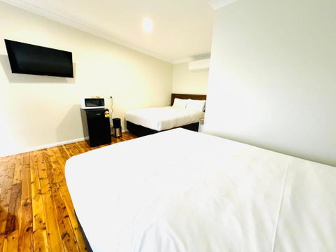 Seven Inn - Australian Directory 3