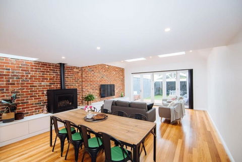 SENSATIONAL Renovated Cottage In Beautiful Seddon - Australian Directory 2