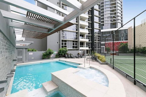 SK2 - CHARMING Skyline CBD W River Views 3 BR Private Apartment - Australian Directory 1