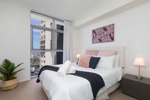 SK2 - CHARMING Skyline CBD W River Views 3 BR Private Apartment - Australian Directory 0