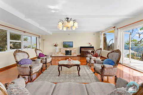 Spacious 4-Bed Home Water Views In Castle Cove - Australian Directory 0