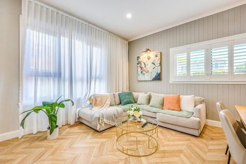StayAU Spacious 4BR Family Home In Surrey Hills - Australian Directory 0