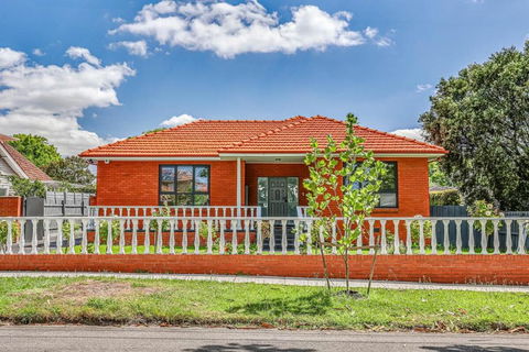 StayAU Spacious 4BR Family Home In Surrey Hills - Australian Directory 2