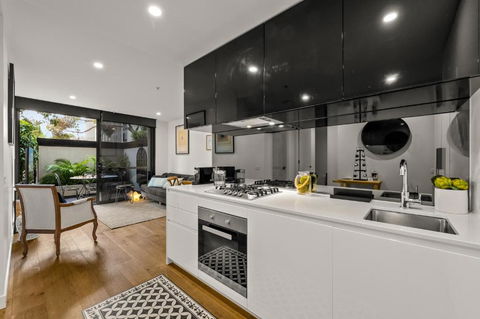 StayCentral - Hawthorn East - Study, 2 Car Spaces - Australian Directory 1