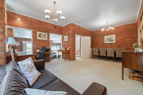 Surrey On The Park - Australian Directory 3