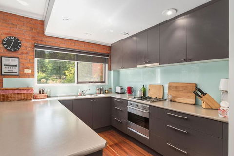 Surrey On The Park - Australian Directory 2