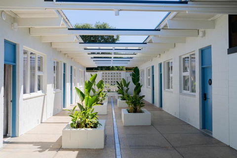 The Clovercrest Hotel Motel - Australian Directory 1