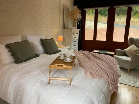 The Coach House - Australian Directory 3