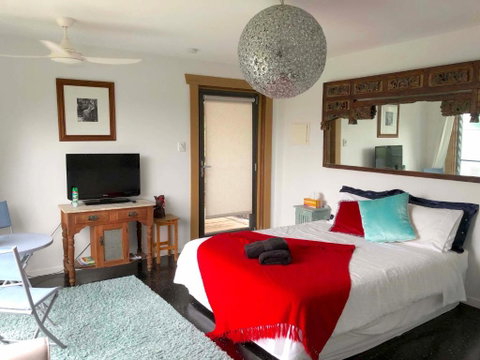THE GOLDEN RETREAT POOL HOUSE - Australian Directory 0