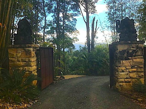 THE GOLDEN RETREAT POOL HOUSE - Australian Directory 1