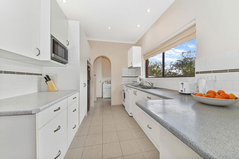 BEAUTIFUL HOLIDAY HOME CLOSE TO KU-RING-GAI CHASE NNT328 - Australian Directory 3