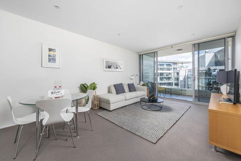 Beautiful Modern Lake View Apartment - Australian Directory 3