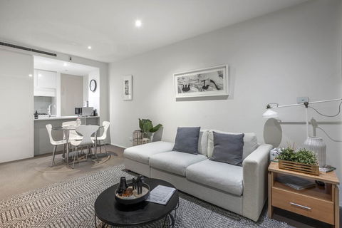 Beautiful Modern Lake View Apartment - Australian Directory 2