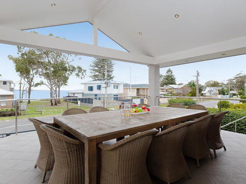 Beauty And The Beach', 88 Foreshore Drive - Large Home With WIFI & Water Views - Australian Directory 0