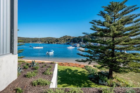 Beauty On Booker Bay - Australian Directory 1