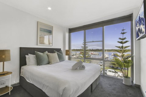 Bellevue On The Lakes - Australian Directory 2