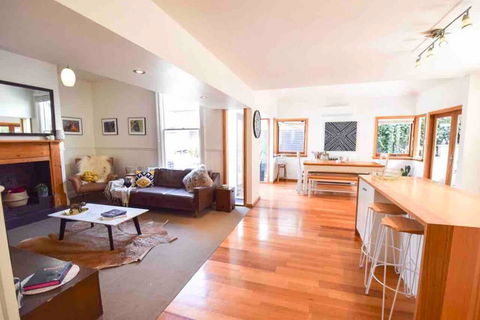Best Location In Hobart! Luxury 4 Bedroom With Stunning Views - Australian Directory 0