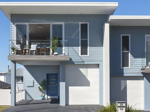 Blue Pelican - Pacific Views, Walk To Beach - Australian Directory 0