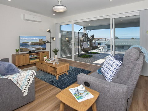 Blue Pelican - Pacific Views, Walk To Beach - Australian Directory 1