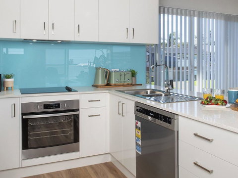 Blue Pelican - Pacific Views, Walk To Beach - Australian Directory 2