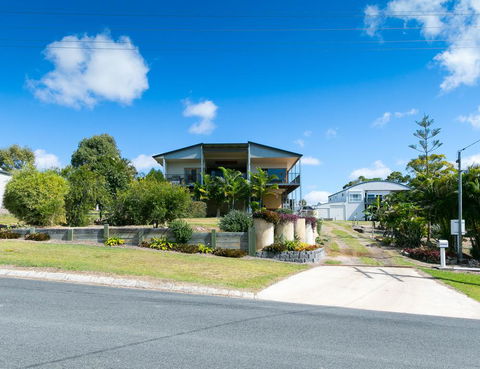Blue Water Retreat - Upstairs & Downstairs - Australian Directory 0