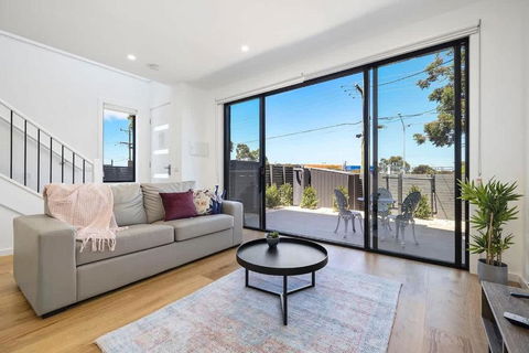 The Moorabbin Townhouse - Comfortable & Accessible - Australian Directory 1