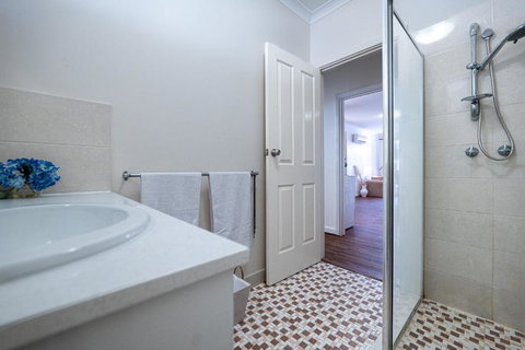 Warmth House Nr Airport 2rooms 5beds Yard N Parking - Australian Directory 3