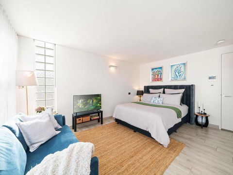 XQ Collection La Casa De Frida - Modern Studio With Balcony - Australian Directory 3