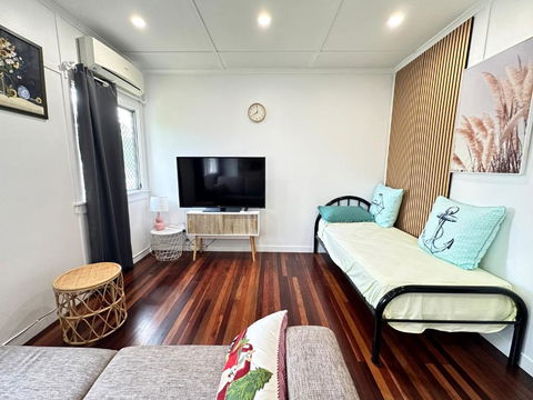 Zen Escape Guest House- Hidden Little Gem, Funky Corner, Boutique Granny Flat - Australian Directory 3