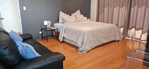 Private King Bed Guest Suite - Australian Directory 0